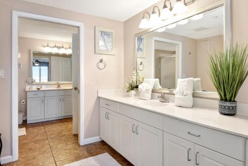 Koupelna v ubytování Vitamin Sea - Modern Beach Highrise At Ocean Walk Resort Daytona Beach