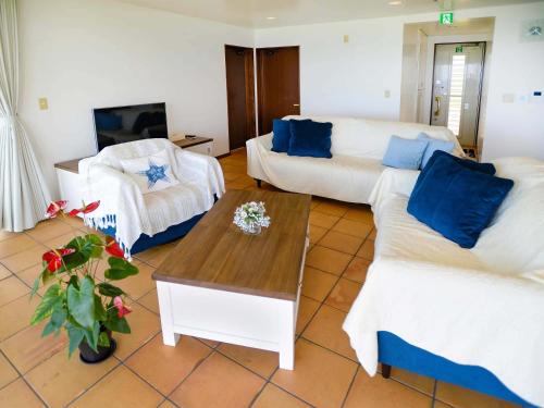 En eller flere senge i et værelse på wisteria Ocean Nakijin
