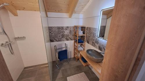 ein Bad mit einem Waschbecken und einem WC. in der Unterkunft Ferienhaus Oberschindlberg in Lunz am See