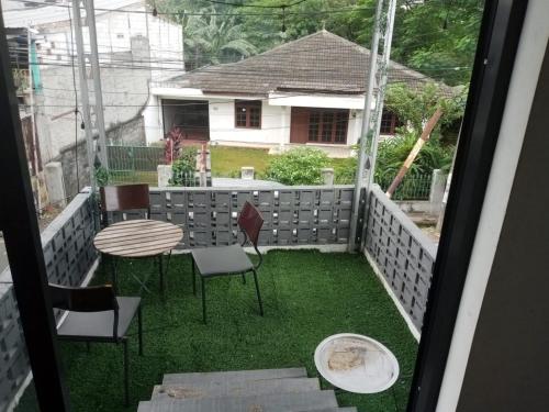 Habitación con vistas a un balcón con mesa y sillas. en BKT Kozzi en Yakarta