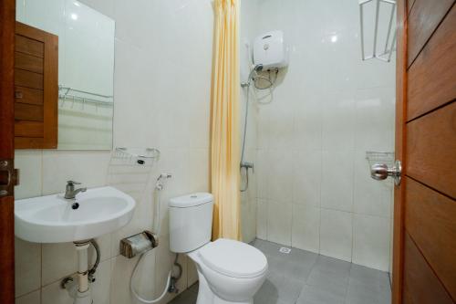 Kadek Bagus Guesthouse Denpasar Mitra RedDoorz في كيروبوكان: حمام مع مرحاض ومغسلة