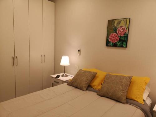- une chambre avec un grand lit et des oreillers jaunes dans l'établissement En el corazón de Asunción. Villa Morra. Shopping., à Asuncion