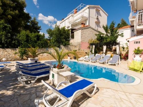 Villa con piscina y tumbonas en Villa Stil, en Trogir