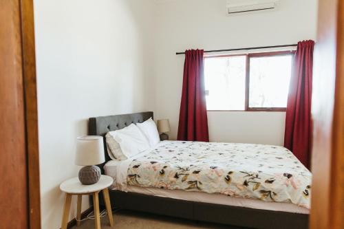 Postel nebo postele na pokoji v ubytování Redgate Homestead