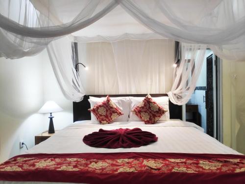Tempat tidur dalam kamar di Oka Kartini Ubud