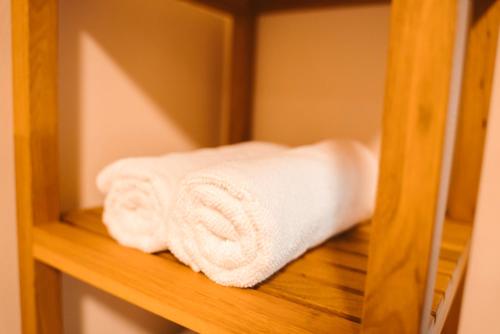 een stapel handdoeken op een plank bij Apartment Hainfeld in Hainfeld