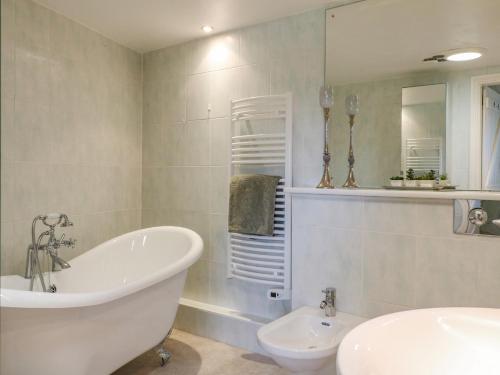 uma casa de banho com uma banheira, um WC e um lavatório. em Swallows Barn em Chesterfield