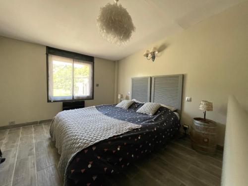 a bedroom with a bed and a window at La maison du Bonheur "LE GITE" in Saint-Ouen-sous-Bailly