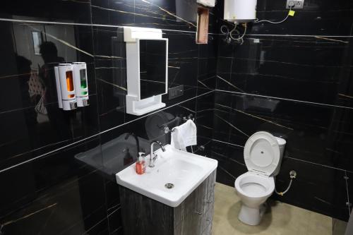 Ένα μπάνιο στο 9 BHK Skyview Villa Udaipur with 2 private pool