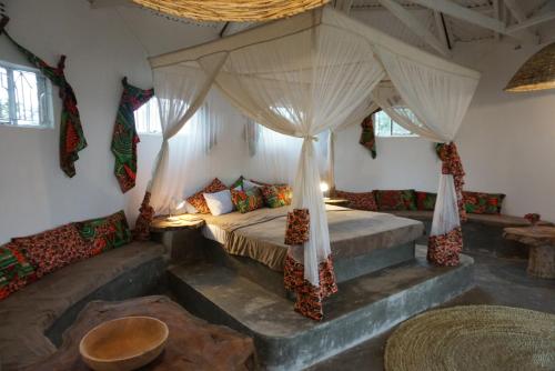 NkoarangaにあるAfrica Amini Homes - Africa Amini Lifeのベッドルーム1室(カーテン付きのベッド1台付)