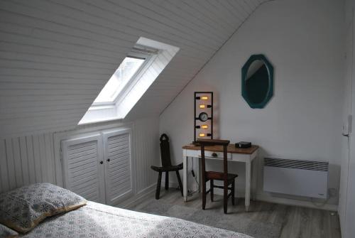 une chambre avec un lit, un bureau et une fenêtre dans l'établissement Ty wezenn MAISON à 30 m de la mer, location du samedi au samedi, à Plouescat
