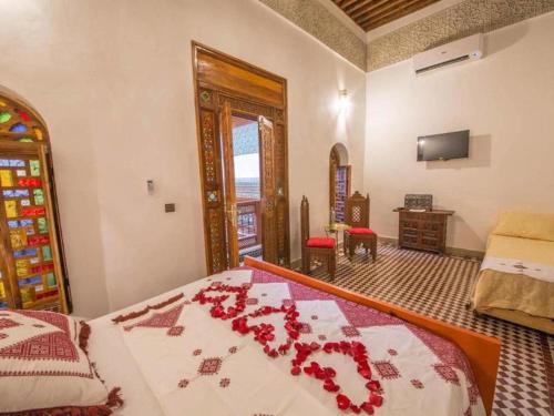 Кровать или кровати в номере Room in Guest room - Beautiful Riad Ouliya in Fes