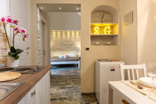 una cucina con lavandino e frigorifero in camera di Sg Apartment Luxury a Massafra