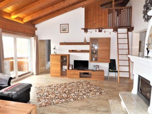 een woonkamer met houten meubels en een open haard bij Kaiser Suite, Apartments Scheffau in Scheffau am Wilden Kaiser