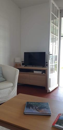 salon z telewizorem i stolikiem kawowym w obiekcie Villa Ribera w mieście Montfarville
