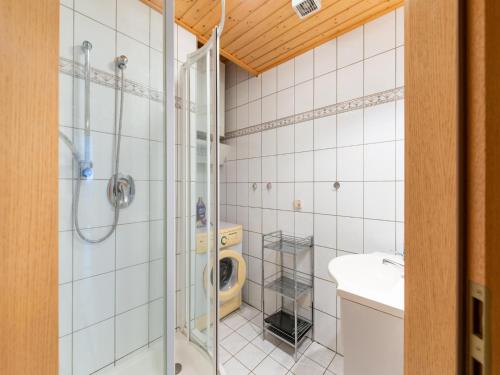 Kylpyhuone majoituspaikassa Apartment in Tauplitz with sauna and pool