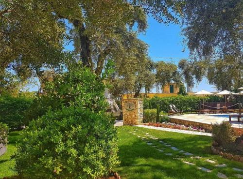 Κήπος έξω από το Vassilis Guest House 