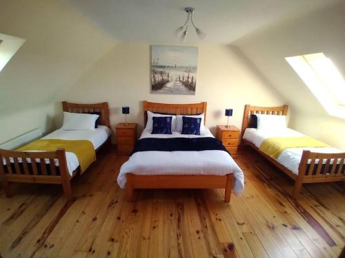 Postel nebo postele na pokoji v ubytování Luxurious Property, Paddy's Haven, Wild Atlantic Way, County Clare