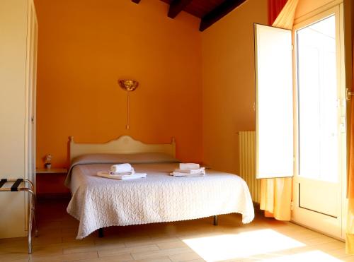 ラグーザにあるNight & Dayのベッドルーム1室(オレンジ色の壁のベッド1台付)