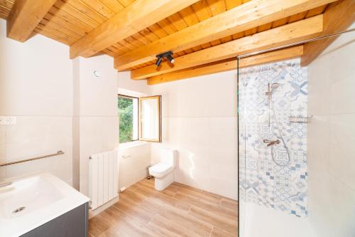 a bathroom with a shower and a toilet and a sink at LAGA Surf VILLA by Urdaibai Rentals in Ibarrangelu