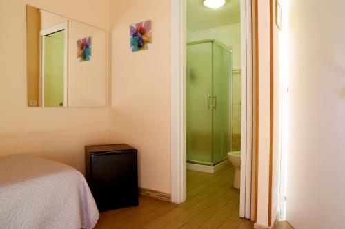 ラグーザにあるNight & Dayのベッドルーム1室(シャワー、ベッド1台付)、バスルーム1室が備わります。