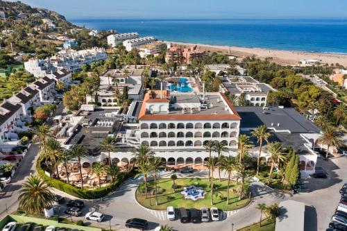 eine Luftansicht auf das Resort und den Strand in der Unterkunft Meliá Zahara Resort & Villas in Zahara de los Atunes