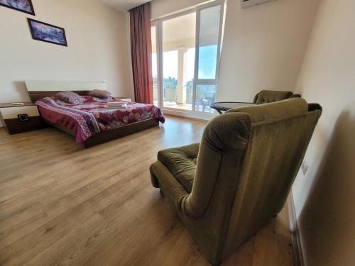 une chambre avec un lit, un canapé et une chaise dans l'établissement Apartments Sunset Paradise, à Makhinjauri