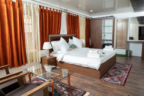 Postel nebo postele na pokoji v ubytování Hotel Sultan Residency