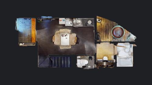 an overhead view of a room with toilets at 龍馬坂荘：1日1組限定・東山清水のてっぺんの小さなお宿、わんこと一緒に。 in Kyoto