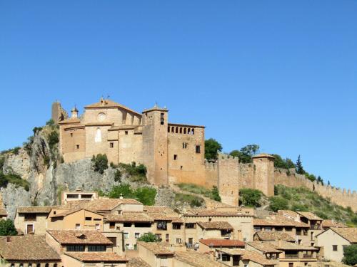 una ciudad con un castillo en una montaña en Casa Zapatero en Somontano, en Salas Bajas