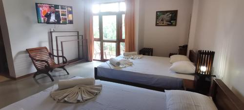 Postel nebo postele na pokoji v ubytování Rajarata Family Resort