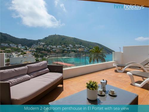 ein Wohnzimmer mit einem Sofa und einem Tisch auf dem Balkon in der Unterkunft Penthouse Guatipiti - HMR Holidays in Rada de Moraira