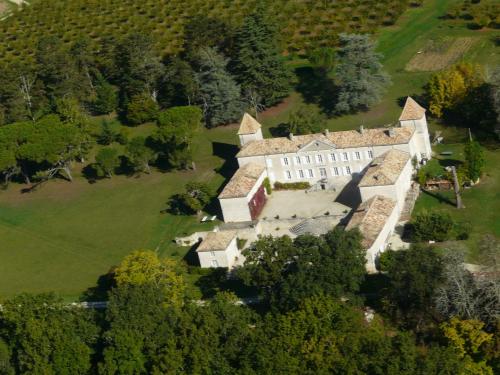 uma vista aérea de uma grande casa num campo em Château de Lacenne em Sembas