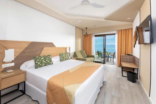 Habitación de hotel con cama grande y TV en Hotel Riu Buenavista - All Inclusive, en Adeje