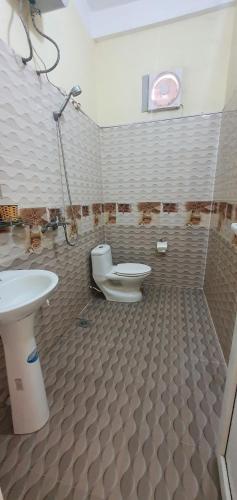 a bathroom with a toilet and a sink at Hoan Chau Homestay in Phong Nha