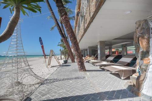 - fila di sedie a sdraio in spiaggia di Diamond Water Edge Resort a Boracay