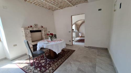 Habitación blanca con mesa y chimenea en Mé Besito en Ari