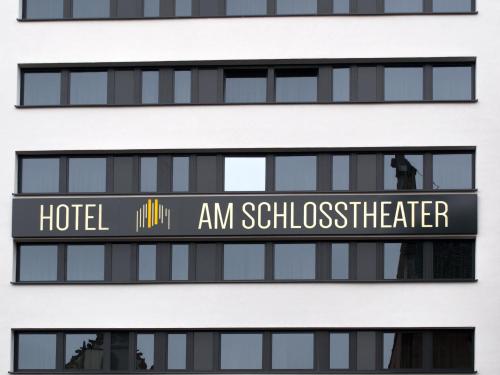 Hotel am Schlosstheaterに飾ってある許可証、賞状、看板またはその他の書類