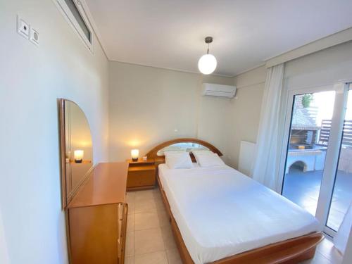Postel nebo postele na pokoji v ubytování Cozy 2 Room Apartment With Garden near Athens Air-Port