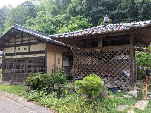 a small house with a shingled roof at 自然と触れ合える宿みのむし 