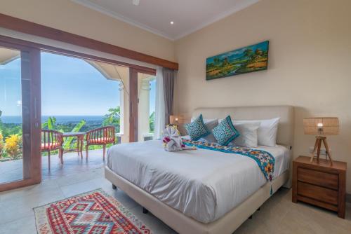 1 dormitorio con 1 cama y vistas al océano en Villa Mata Hari, en Panji