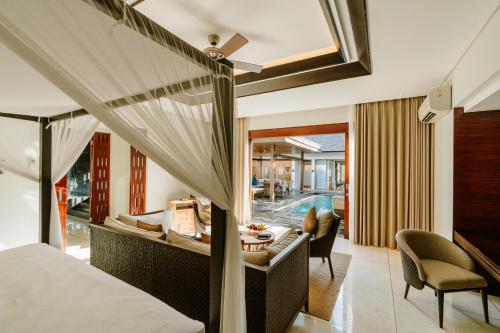 ein Schlafzimmer mit Bett und ein Wohnzimmer in der Unterkunft The Samaya Seminyak Bali in Seminyak
