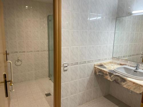 W łazience znajduje się umywalka i prysznic. w obiekcie HOTEL MARIA ROSA w mieście Pedrola