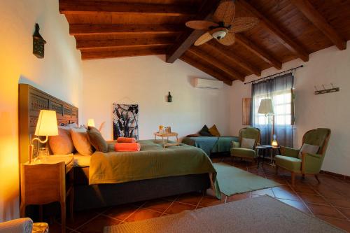 1 dormitorio con 1 cama y sala de estar en Cosy Farmhouse Quinta da Eira 140 years old en Loulé