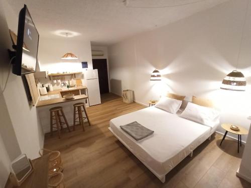 a bedroom with a bed and a small kitchen at Harmony in Poros