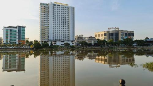 un reflet des bâtiments dans une masse d'eau dans l'établissement Mộc Homestay 1, à Ấp Ðông An (1)