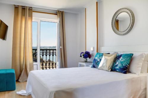 ビベイロにあるDuerming Sea View Viveiroの白いベッドルーム(大型ベッド1台、窓付)