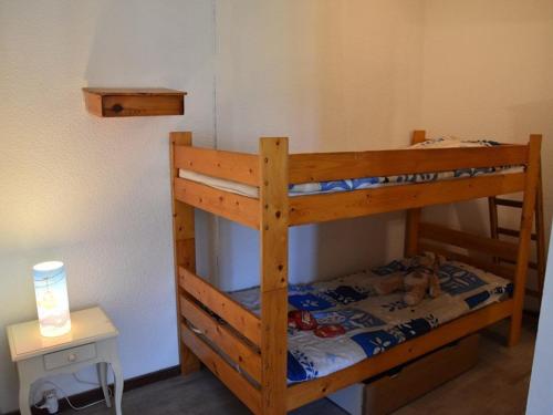 モンジェネヴルにあるAppartement Montgenèvre, 2 pièces, 6 personnes - FR-1-266-62のベッドルーム1室(二段ベッド2組付)