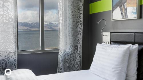 a hotel room with a bed and a window at Center Hotels Arnarhvoll in Reykjavík