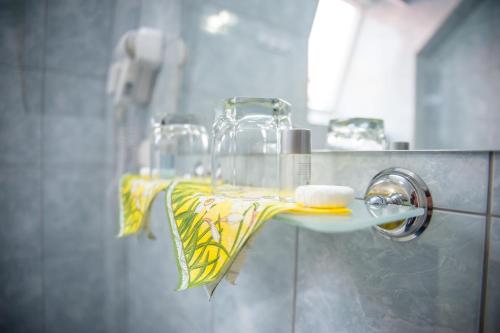 un baño con gafas y una toalla en un lavabo en Pensiunea Acasa en Sibiu